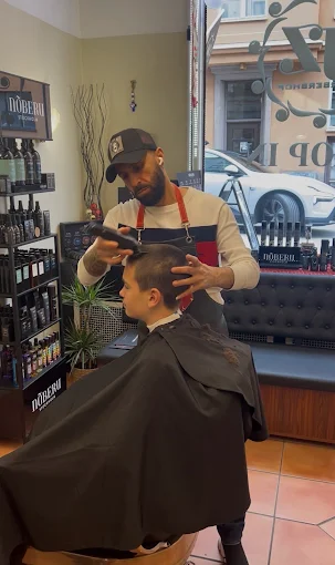 John klipper en kund i JZ Barbershop